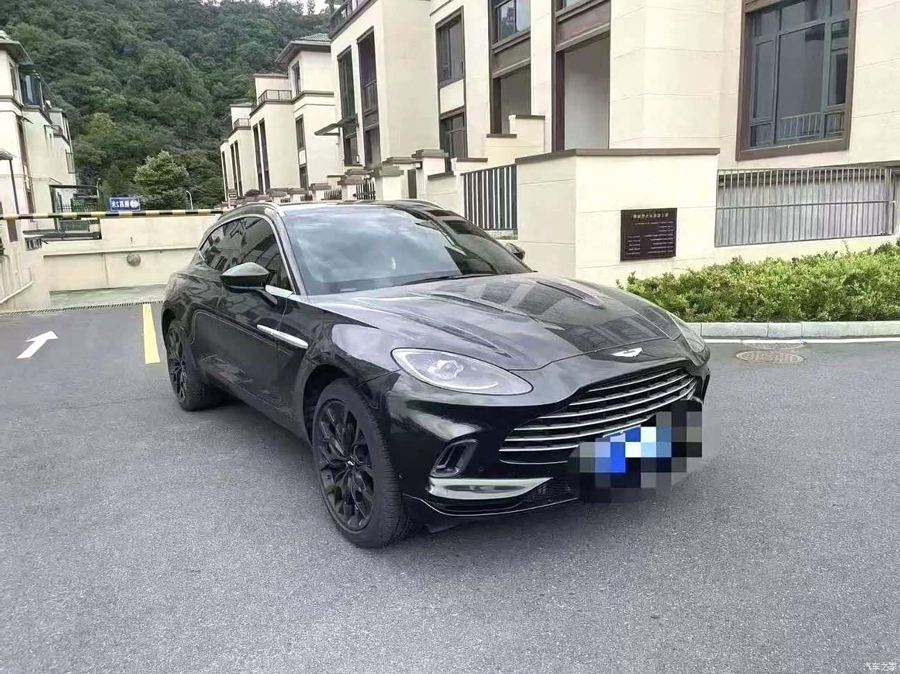 Aston Martin DBX, 2022 3