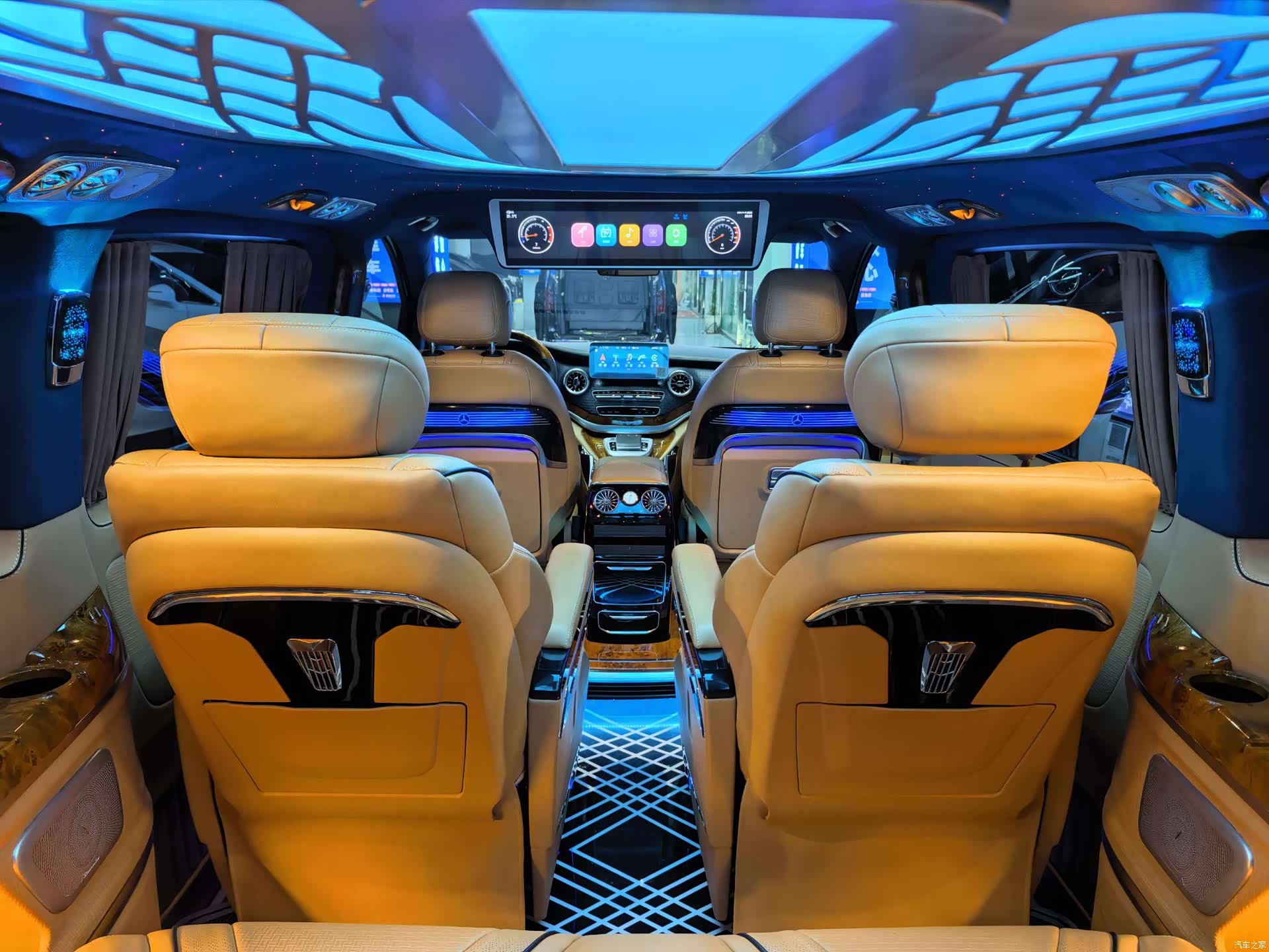 Mercedes-Benz 7, 2022 15