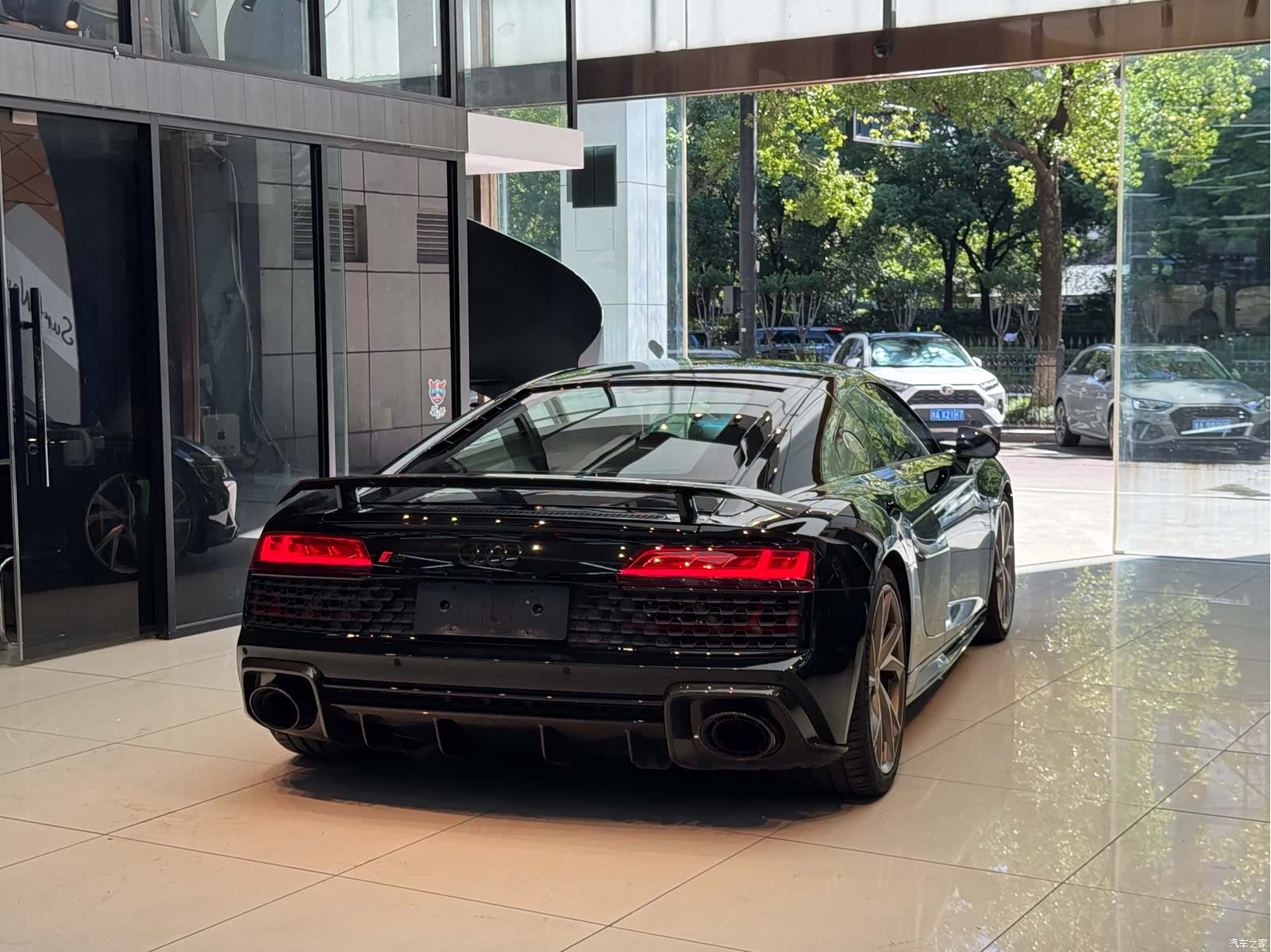 Audi R8, 2023 все фото