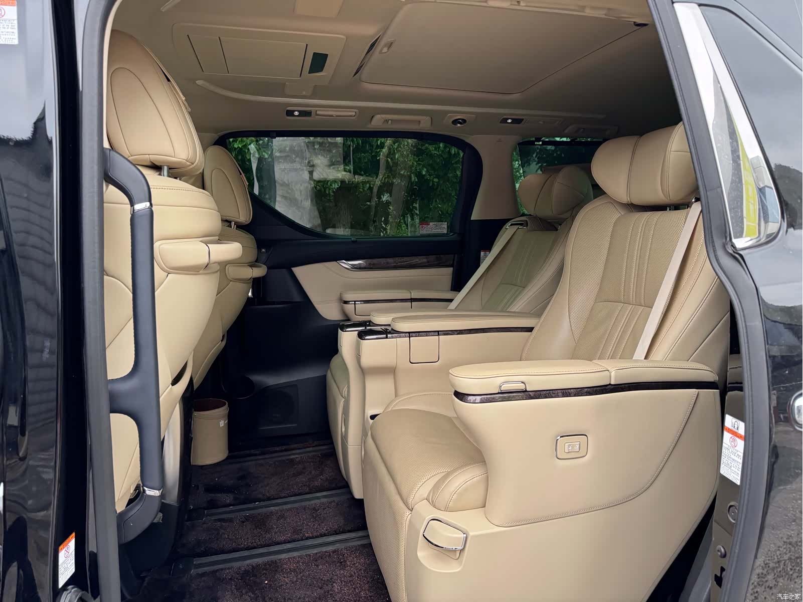 Toyota Alphard, 2022 11