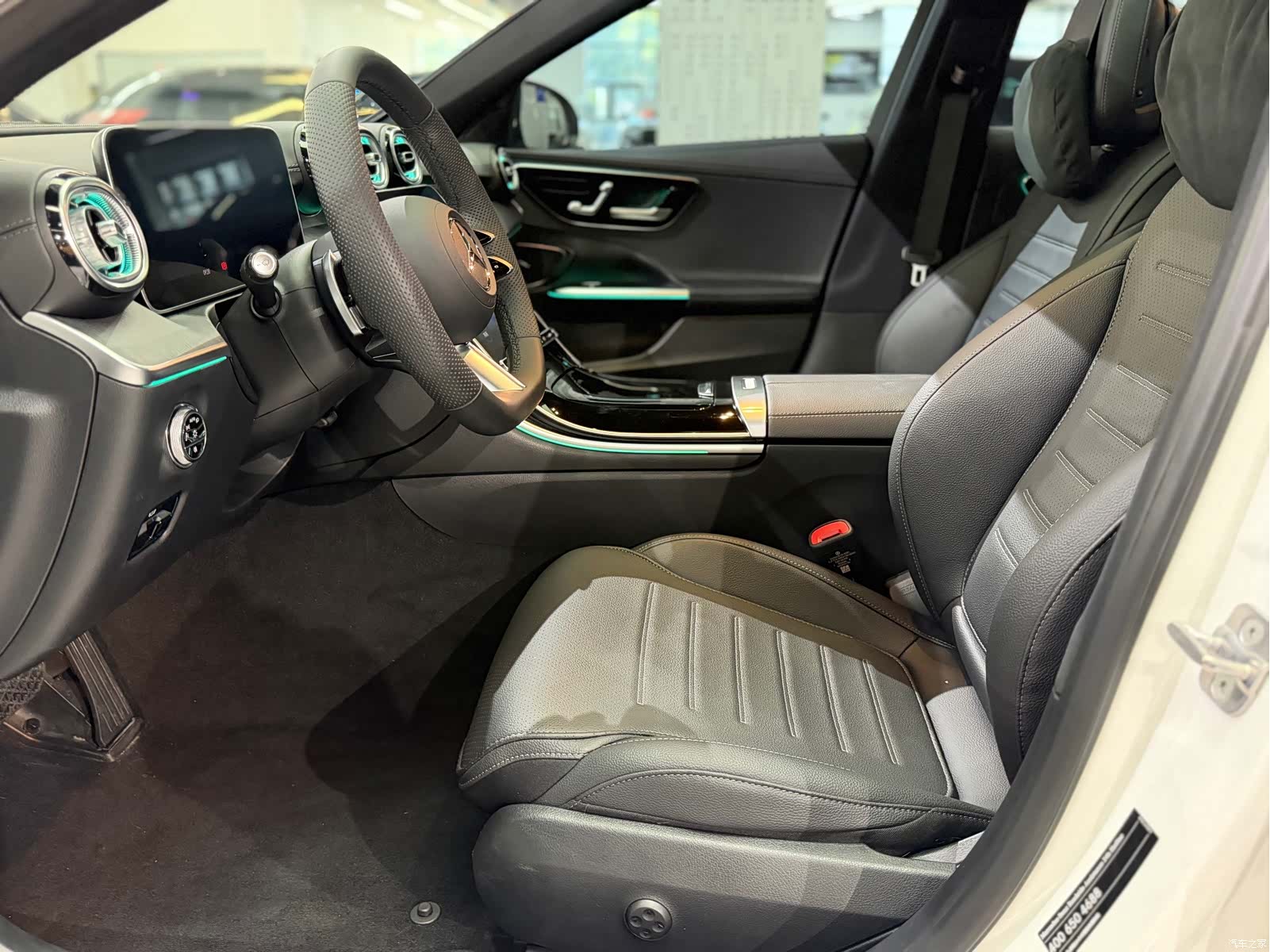 Mercedes-Benz C-Class, 2024 4