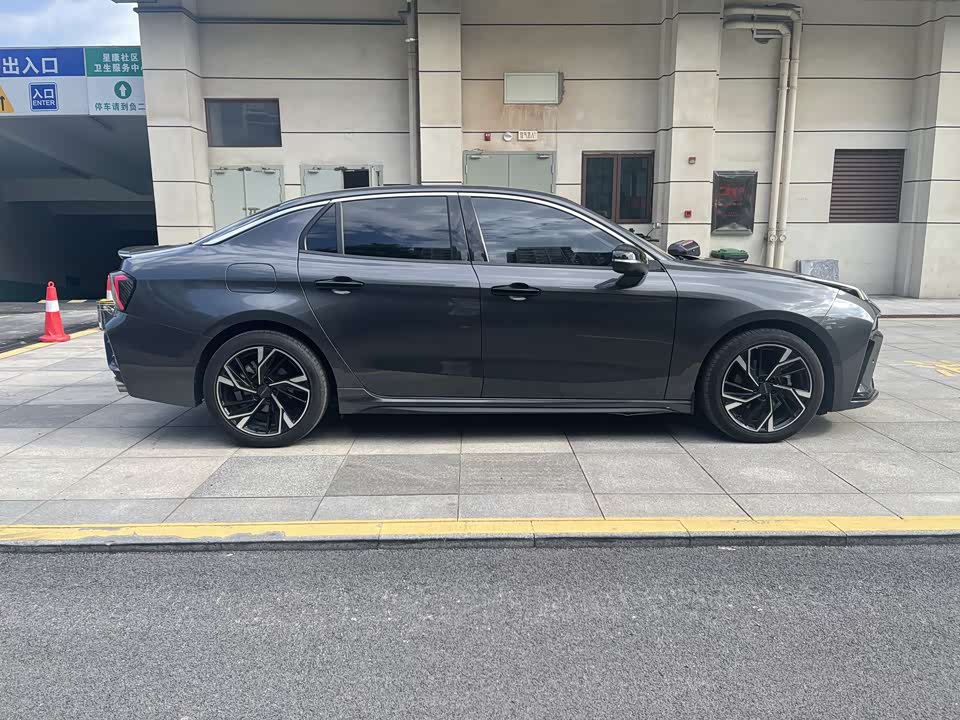 Lynk & Co 03