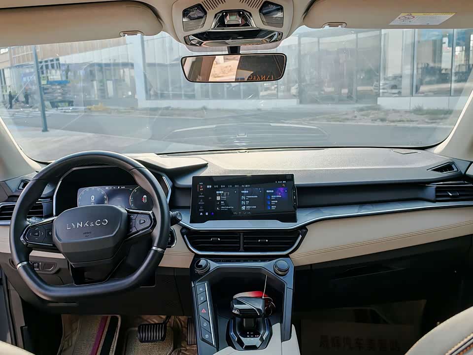 Lynk & Co 06