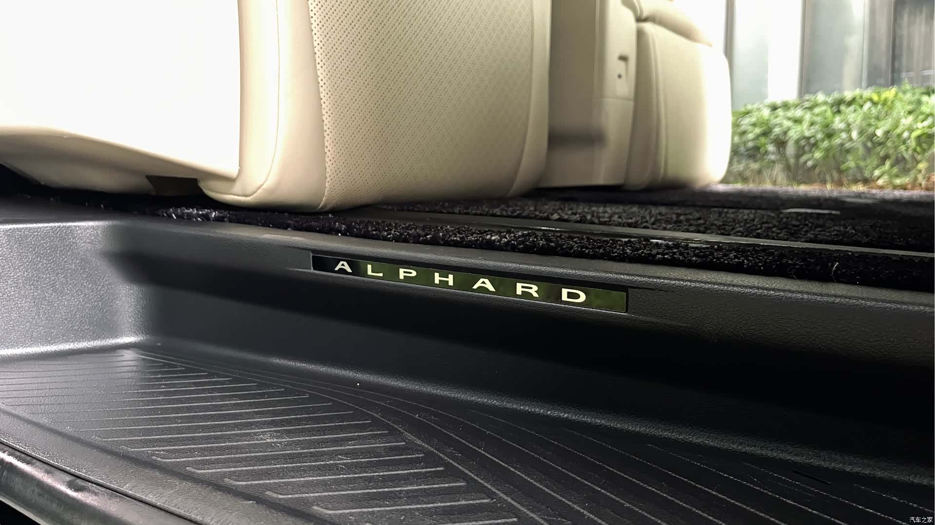 Toyota Alphard, 2024 11