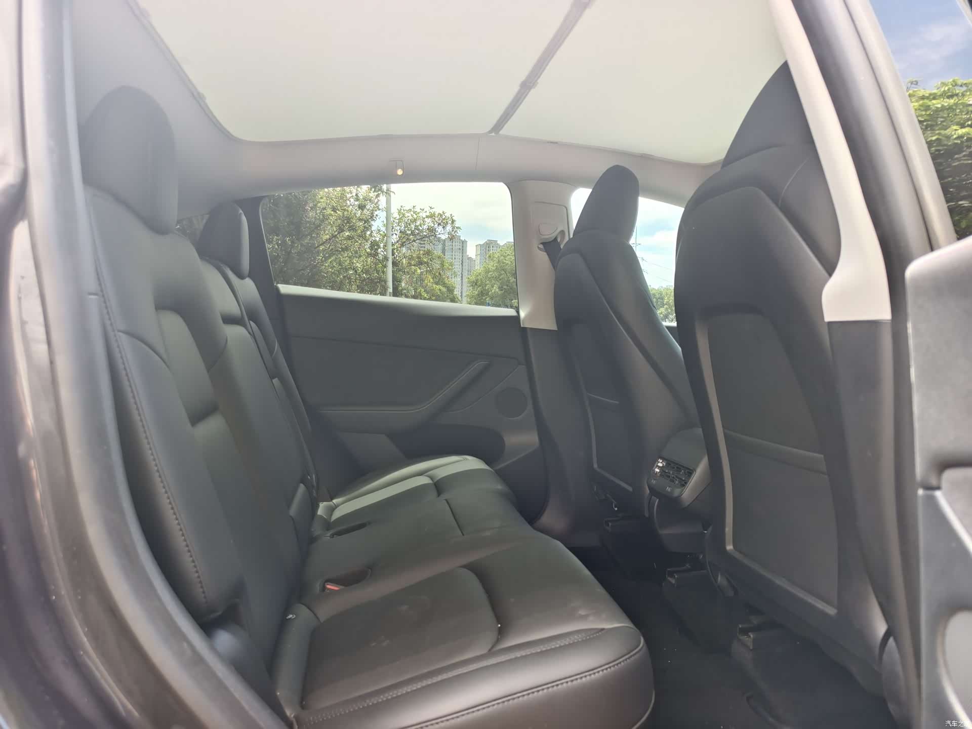 Tesla Model Y, 2025 11