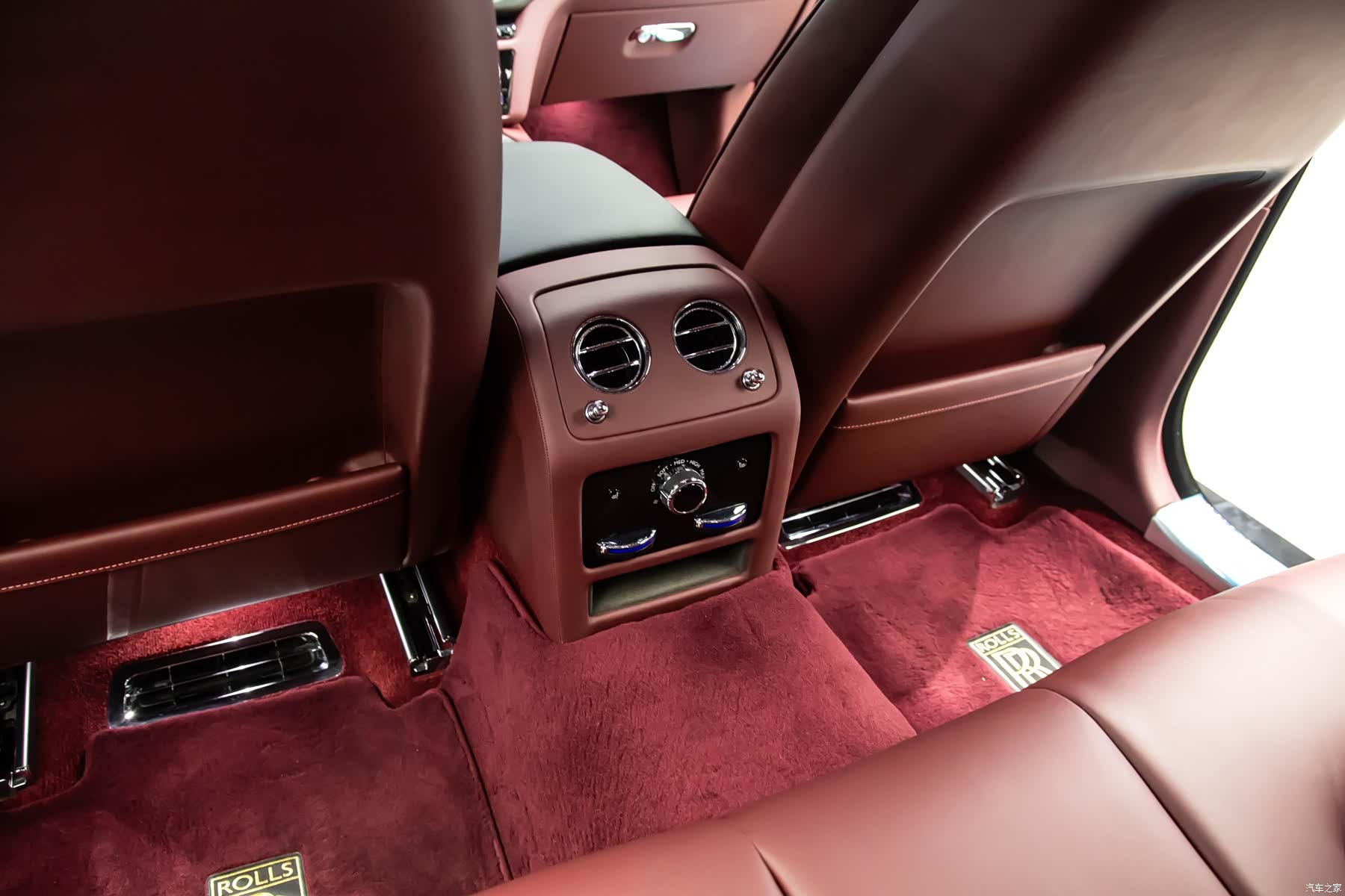 Rolls-Royce Ghost, 2024 10