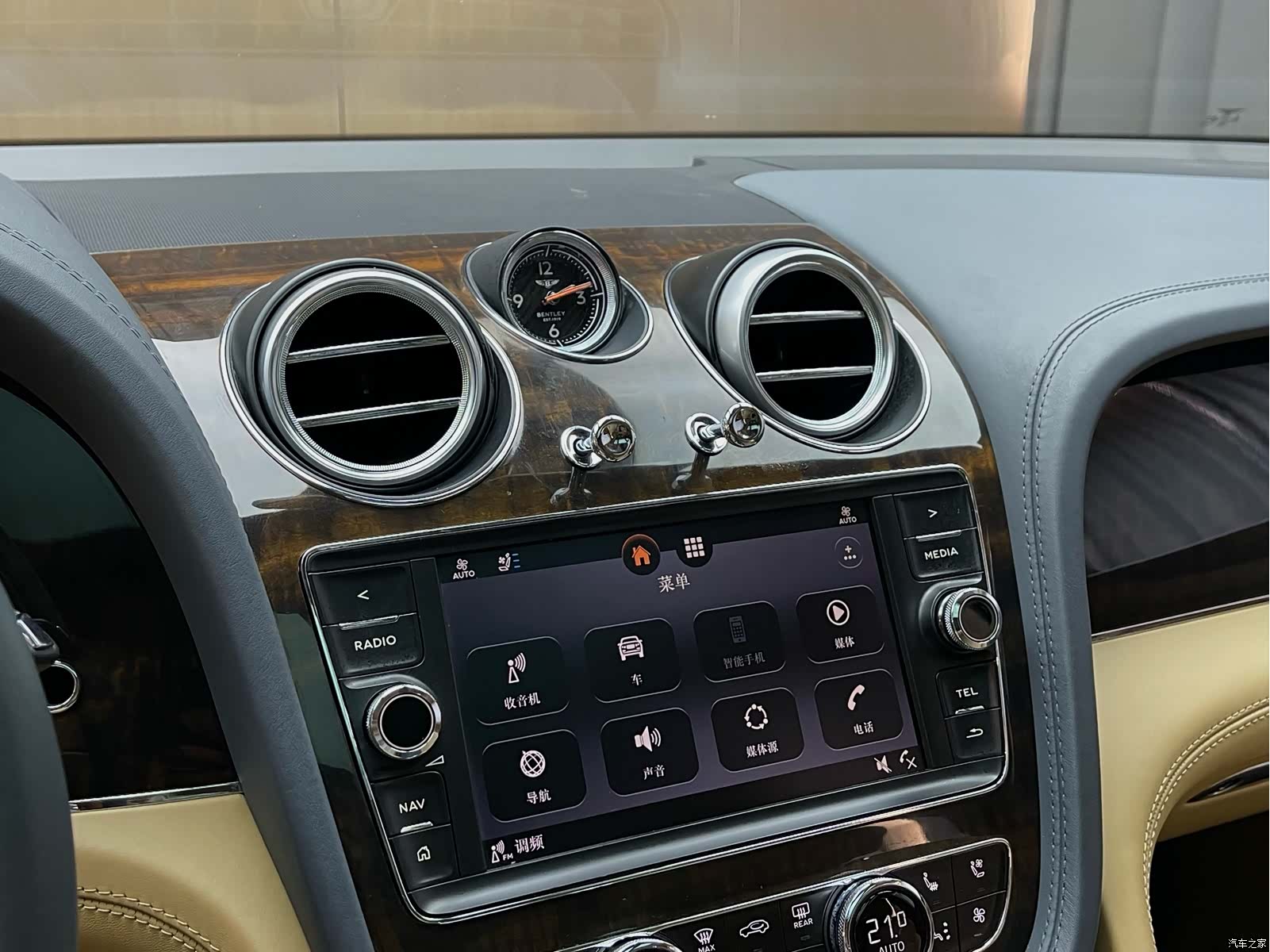 Bentley Bentayga, 2017 12