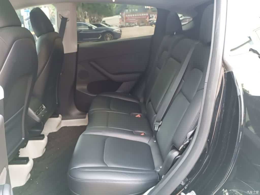 Tesla Model Y, 2023 17