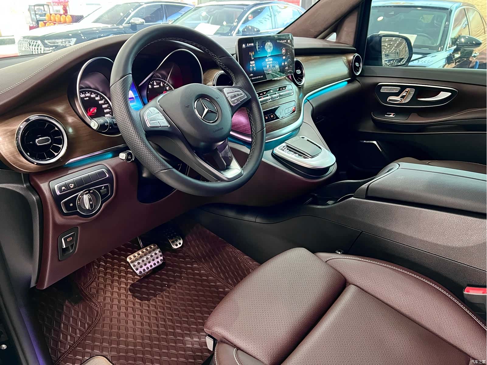 Mercedes-Benz V-Class, 2024 7