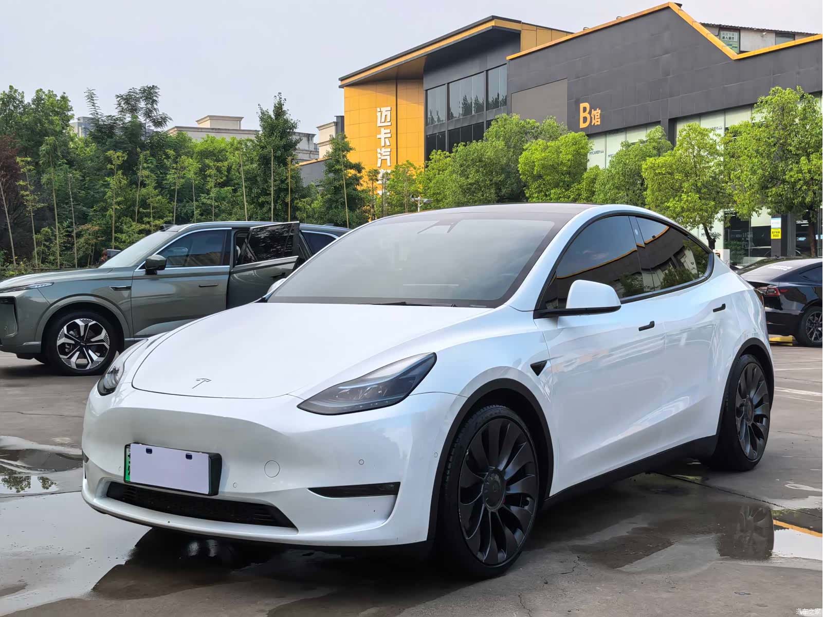 Tesla Model Y, 2023 1
