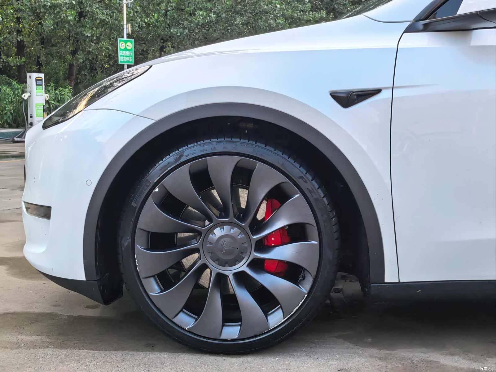 Tesla Model Y, 2023 4