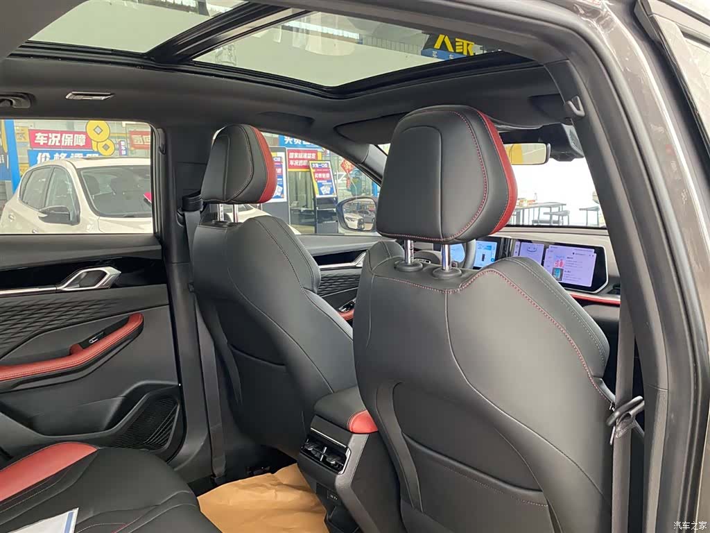 Geely Coolray, 2022 11