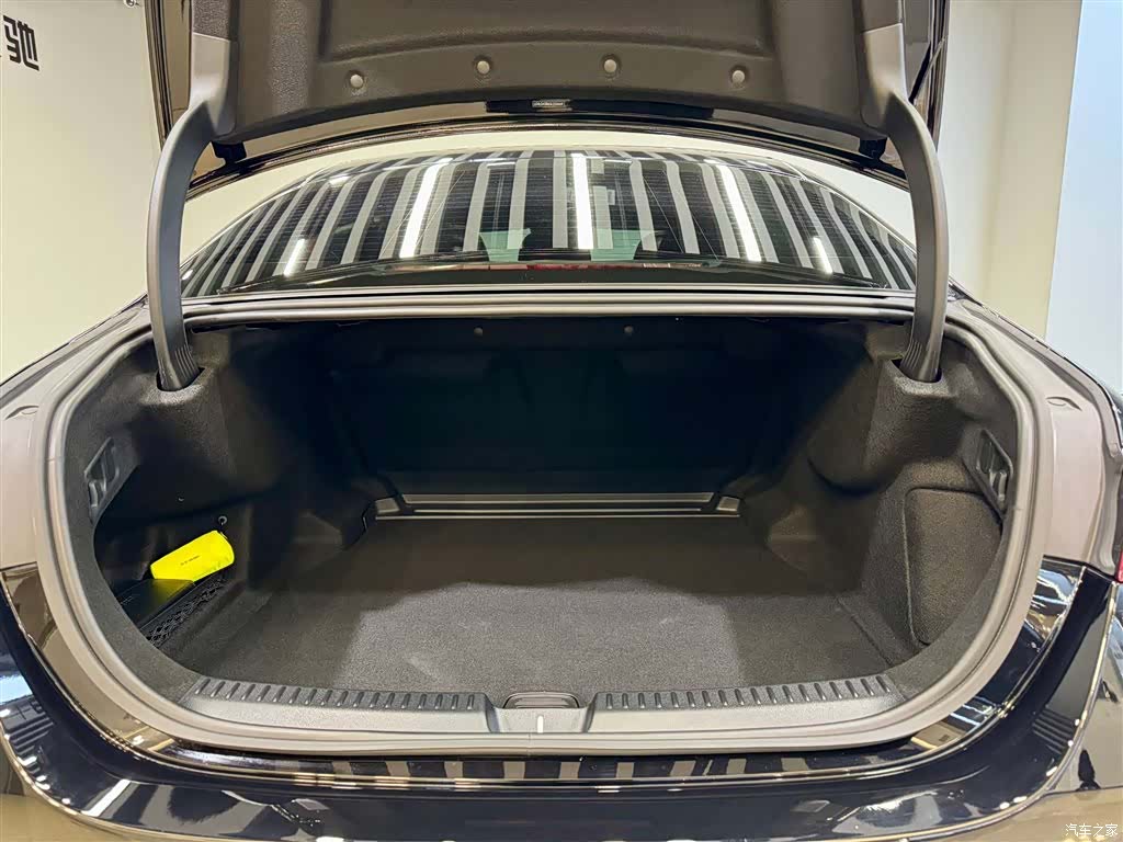 Mercedes-Benz E-Class, 2025 12