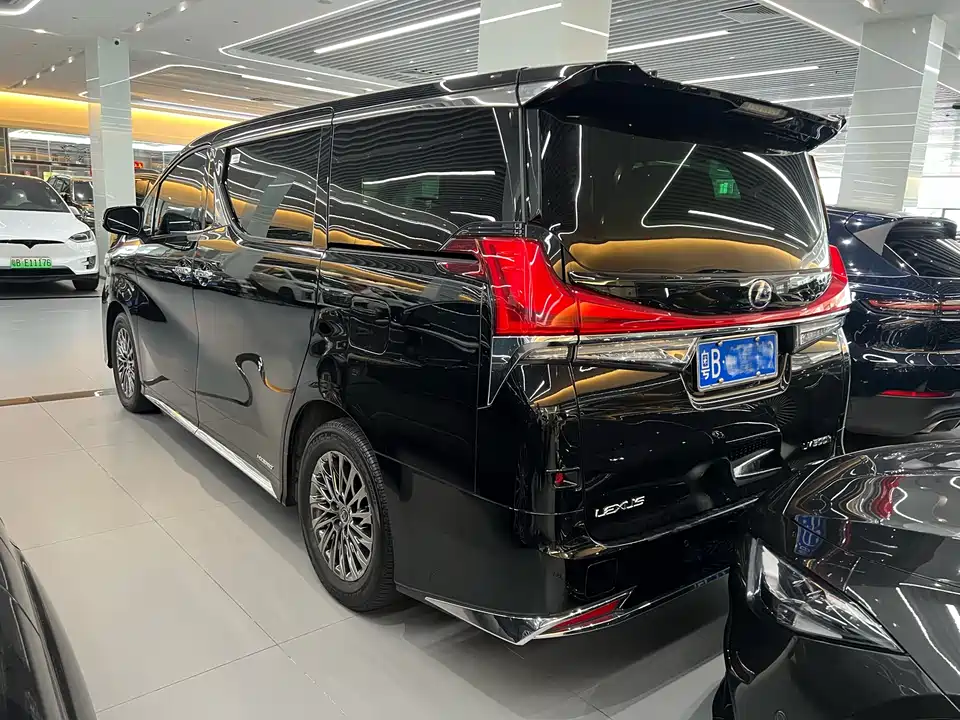 Lexus LM