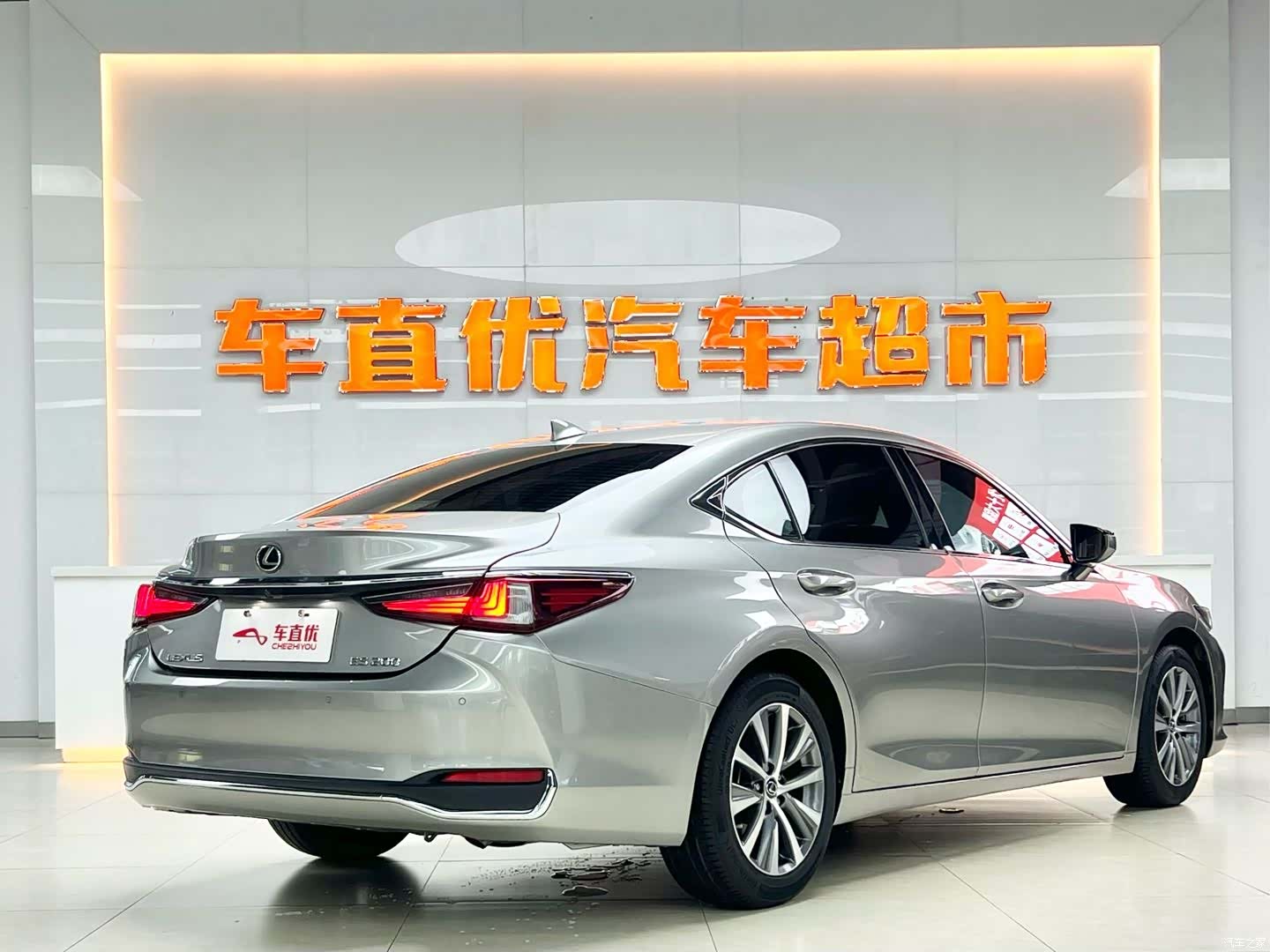 Lexus ES, 2019 все фото