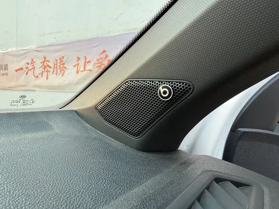 Volkswagen T-ROC exploring Songs