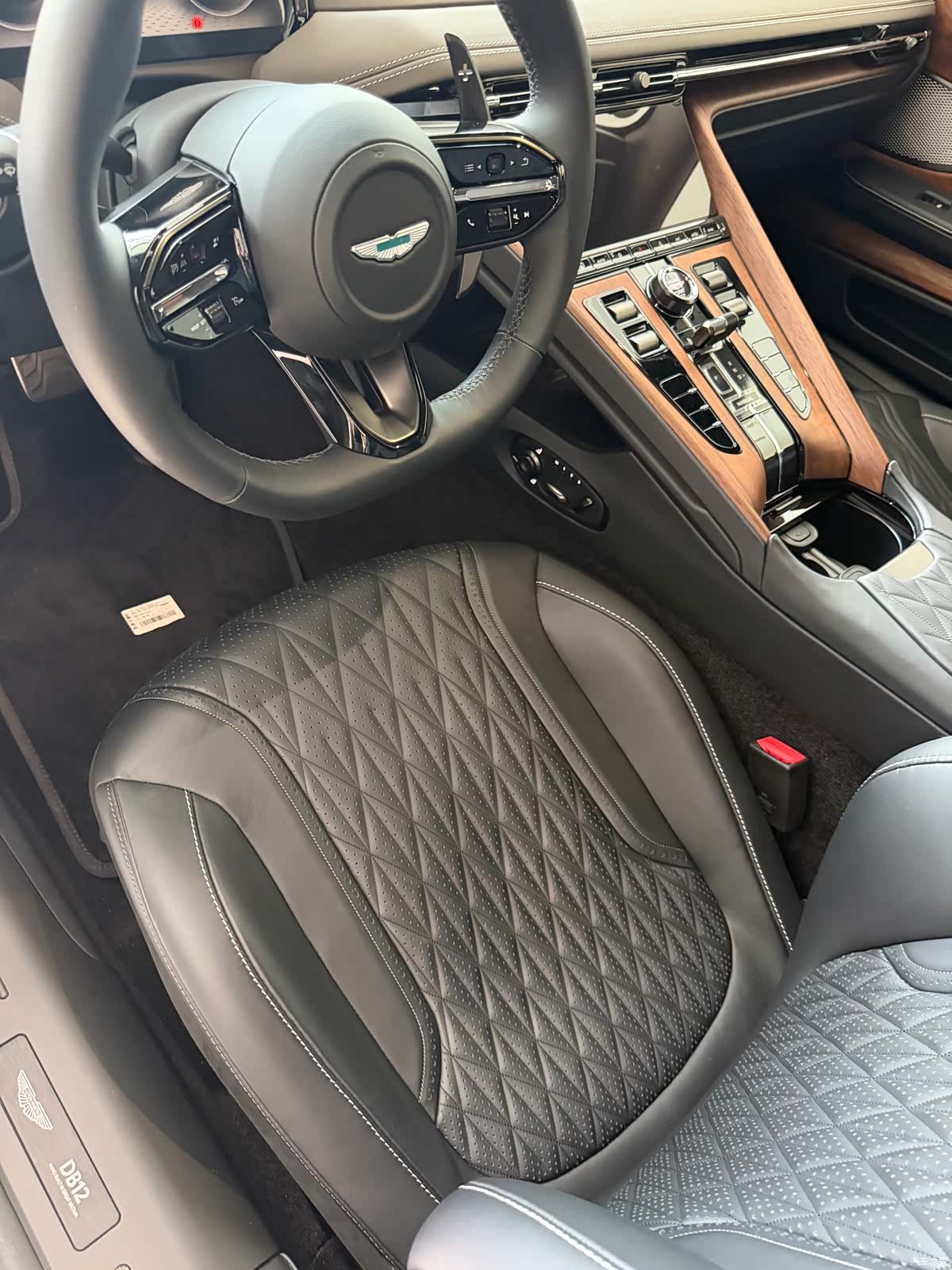 Aston Martin DB12, 2025 10