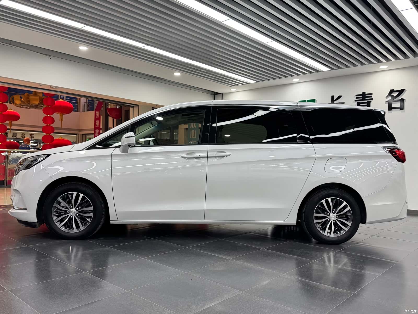 Buick GL8, 2022 3