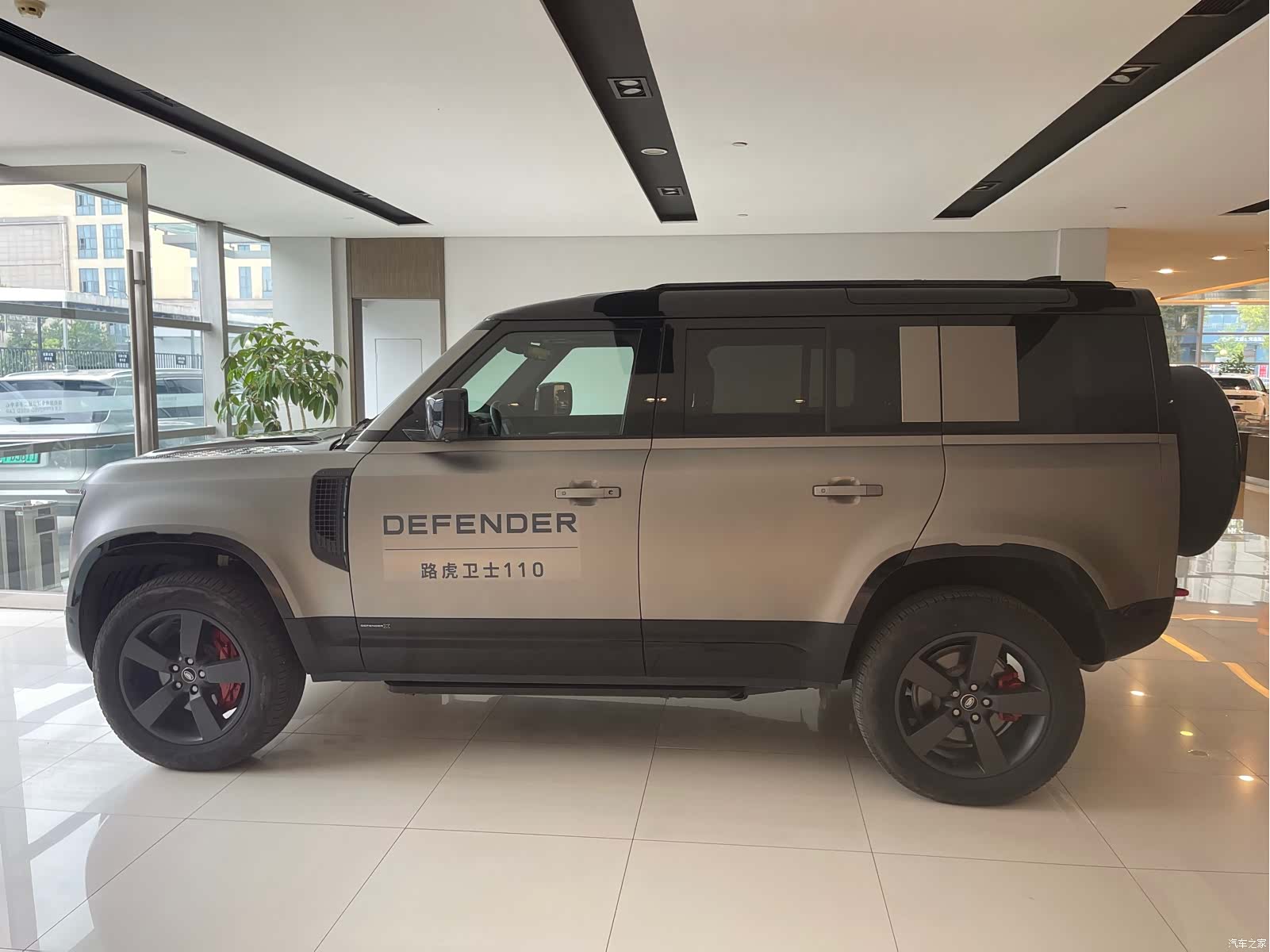 Land Rover Defender, 2024 6