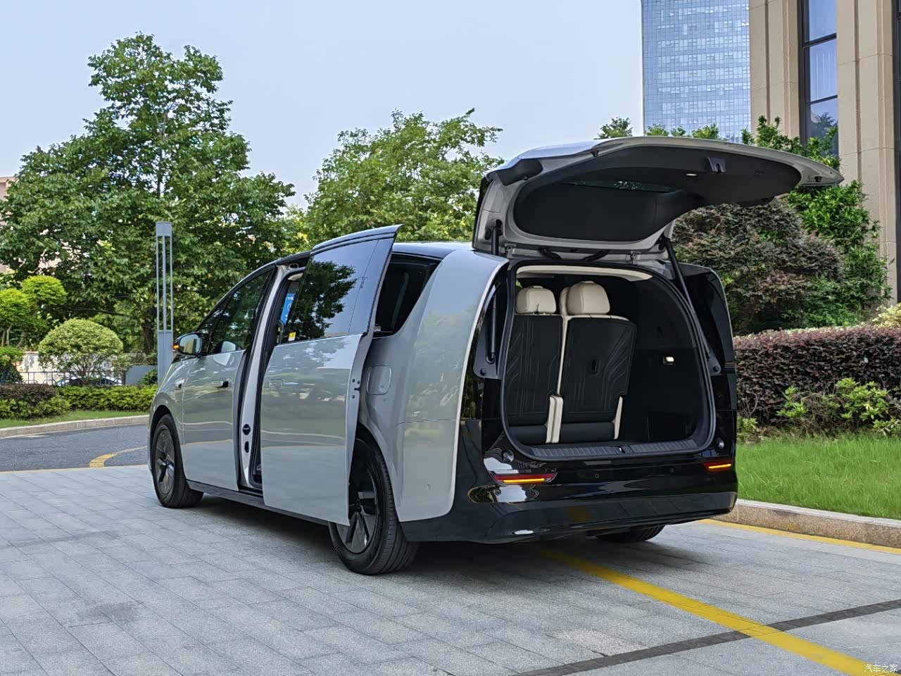 Li Auto MEGA, 2025 8