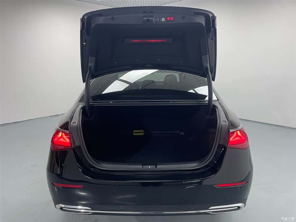 Mercedes-Benz E-Class, 2024 8