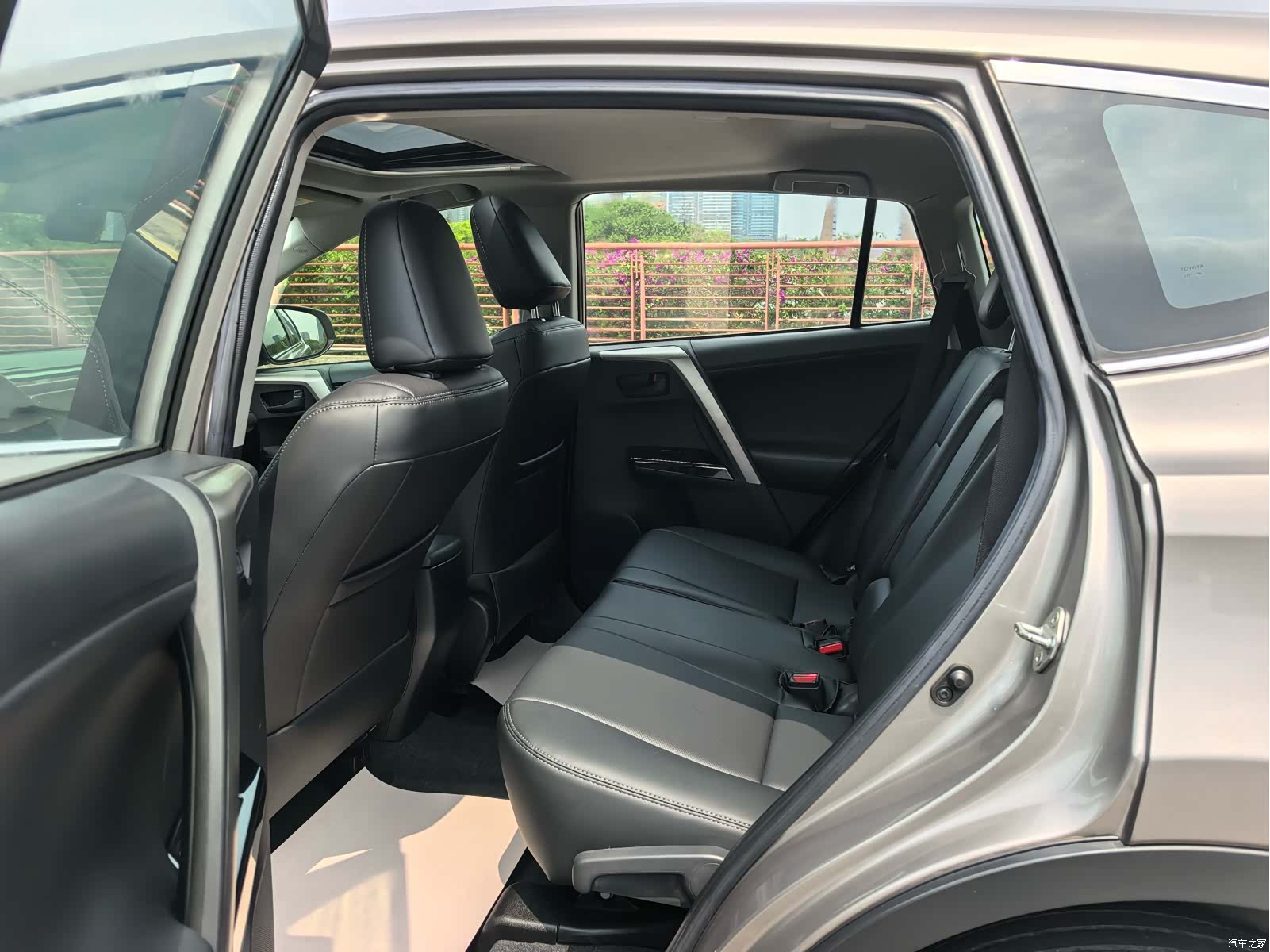 Toyota RAV4, 2016 все фото