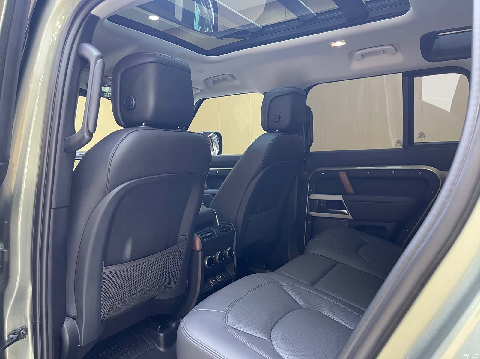 Land Rover Defender, 2023 13
