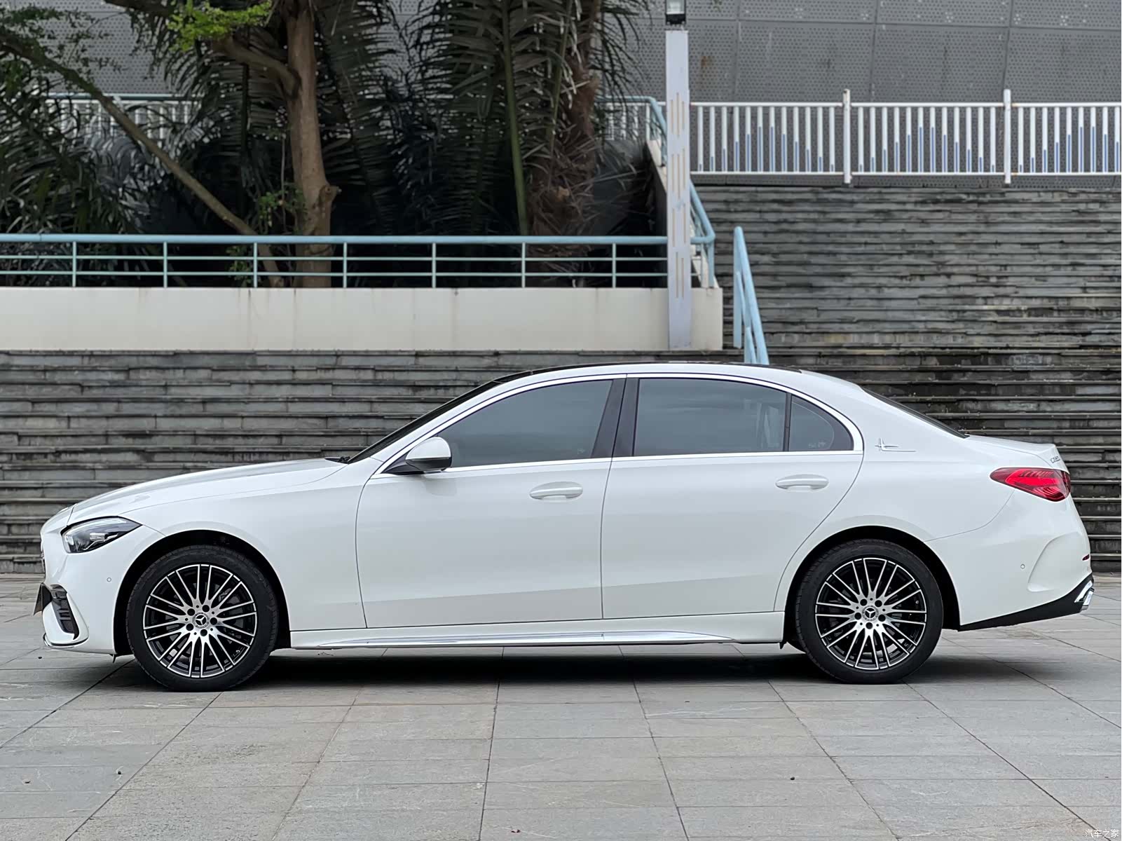 Mercedes-Benz C-Class, 2024 3