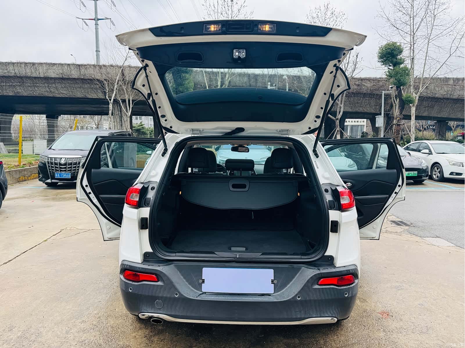 Jeep Cherokee, 2018 9
