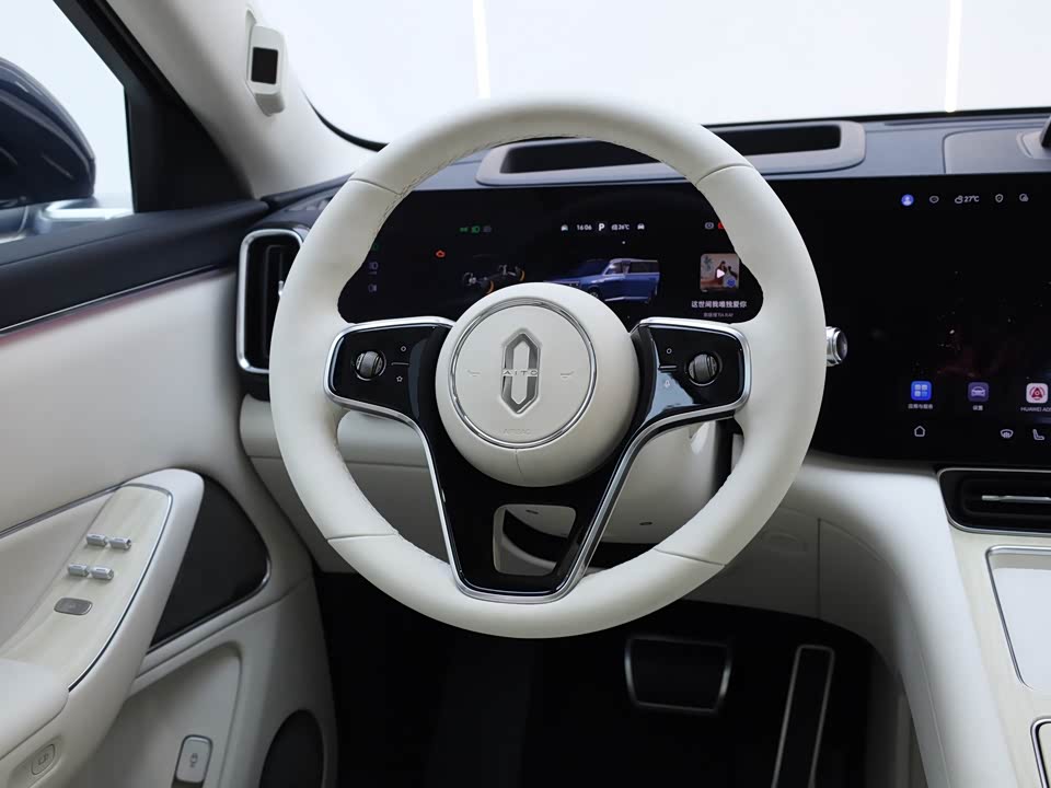 AITO Ask the world M8