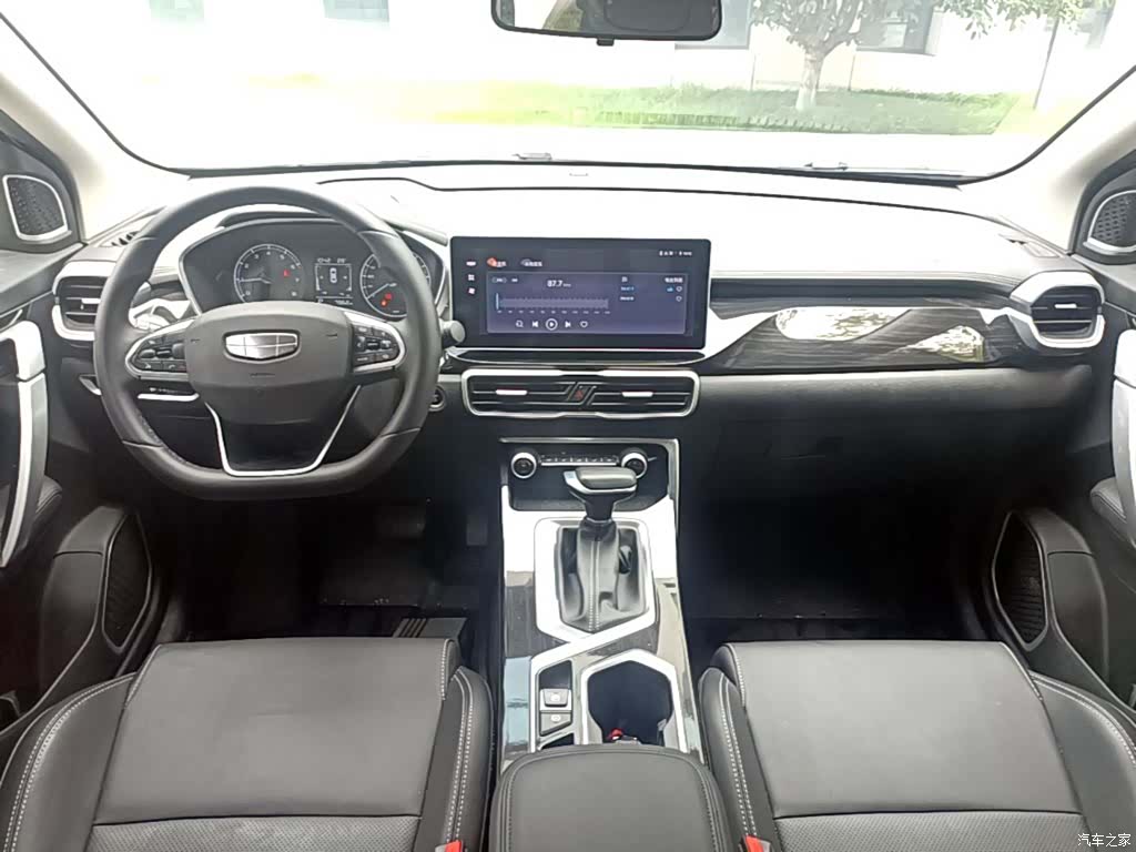 Geely Coolray, 2025 10