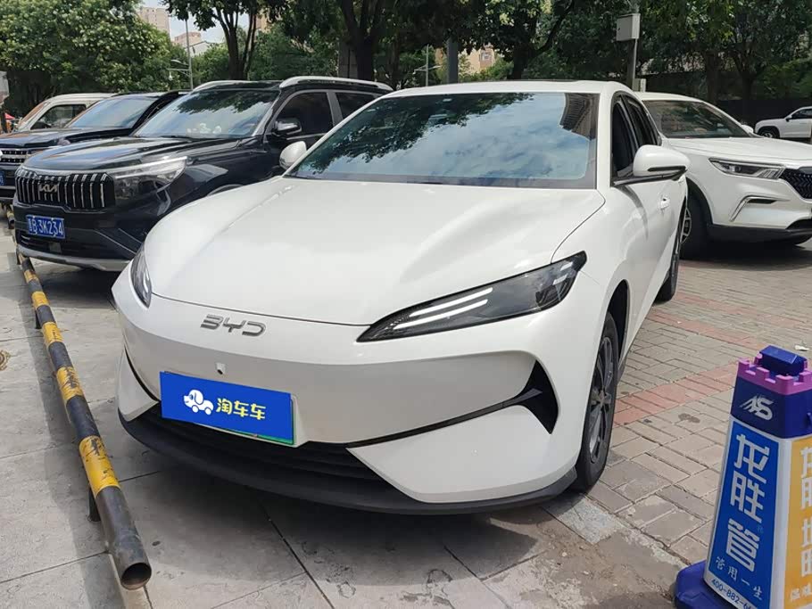 BYD E7