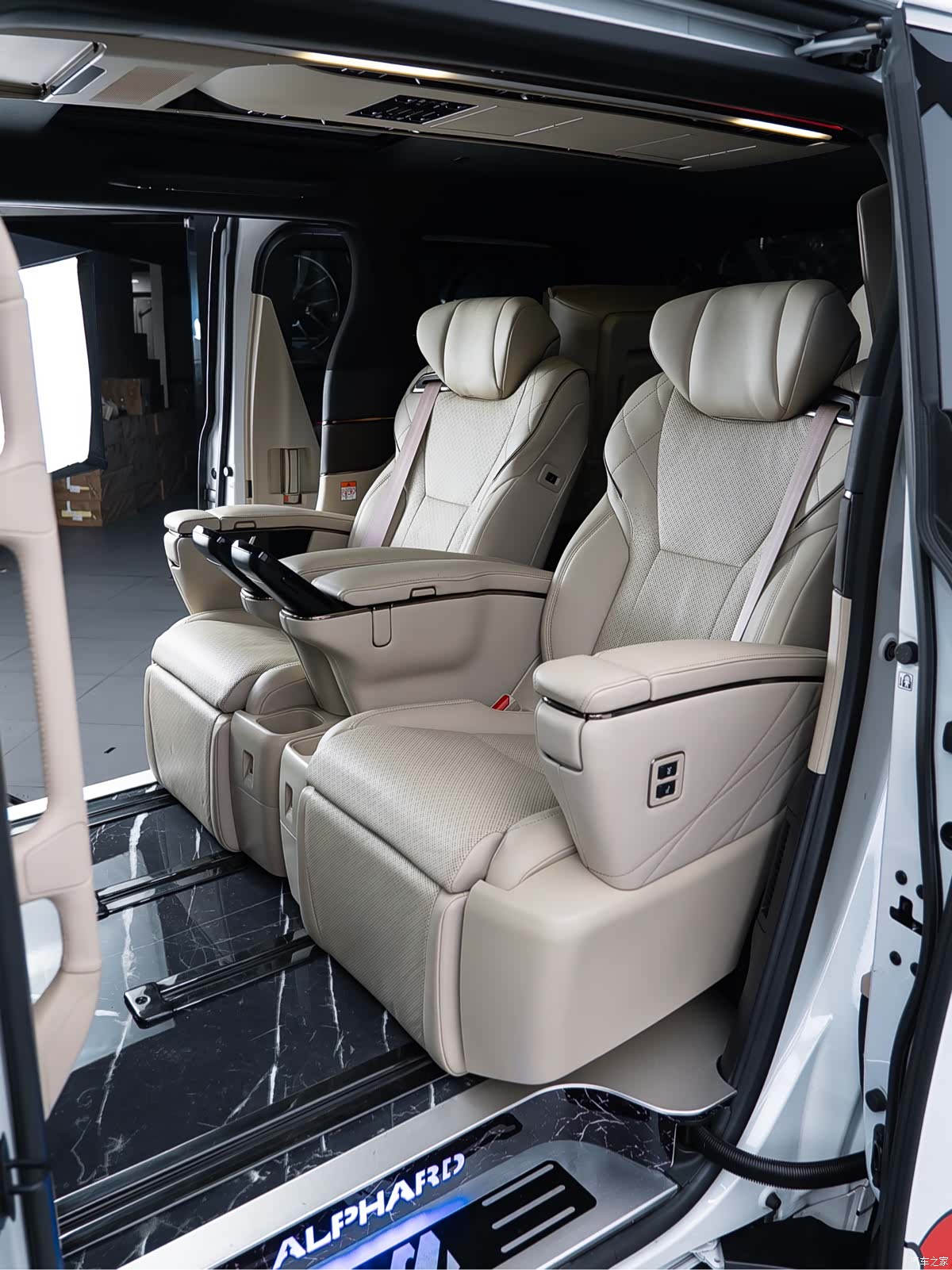 Toyota Alphard, 2024 15