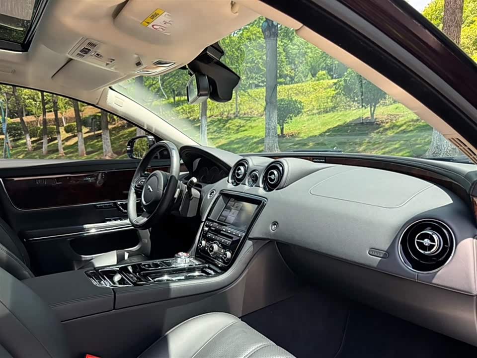 Jaguar XJ Jaguar XJ
