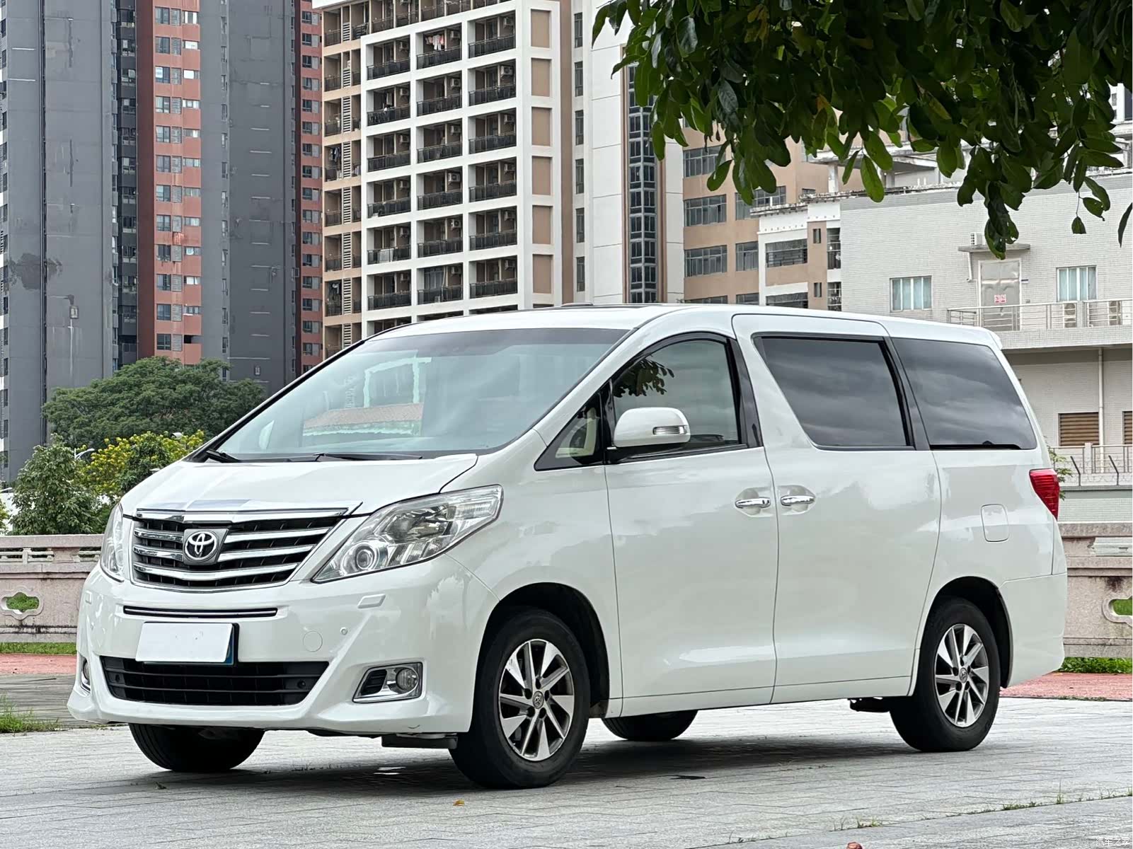 Toyota Alphard, 2014 1