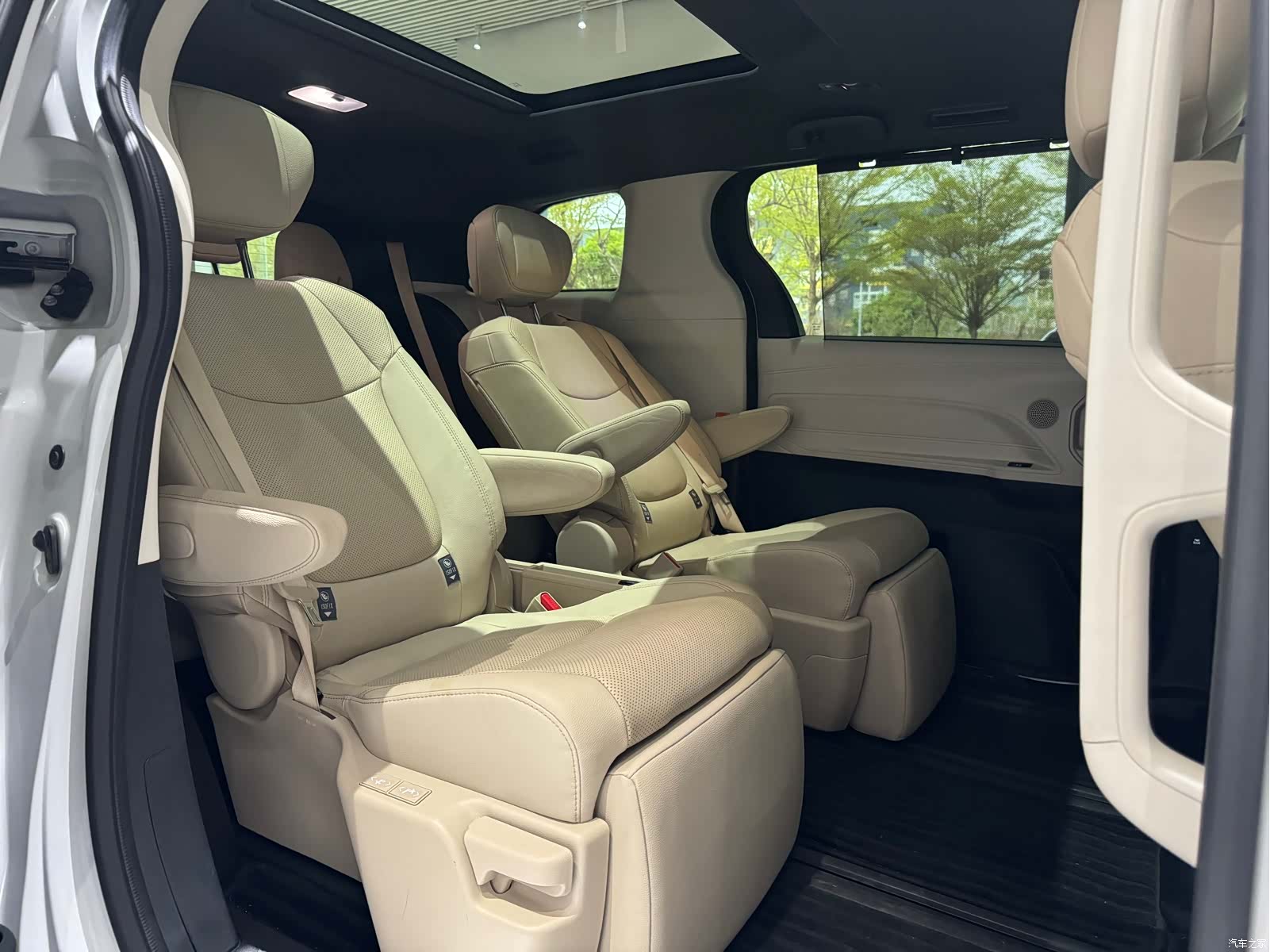Toyota Granvia, 2023 21