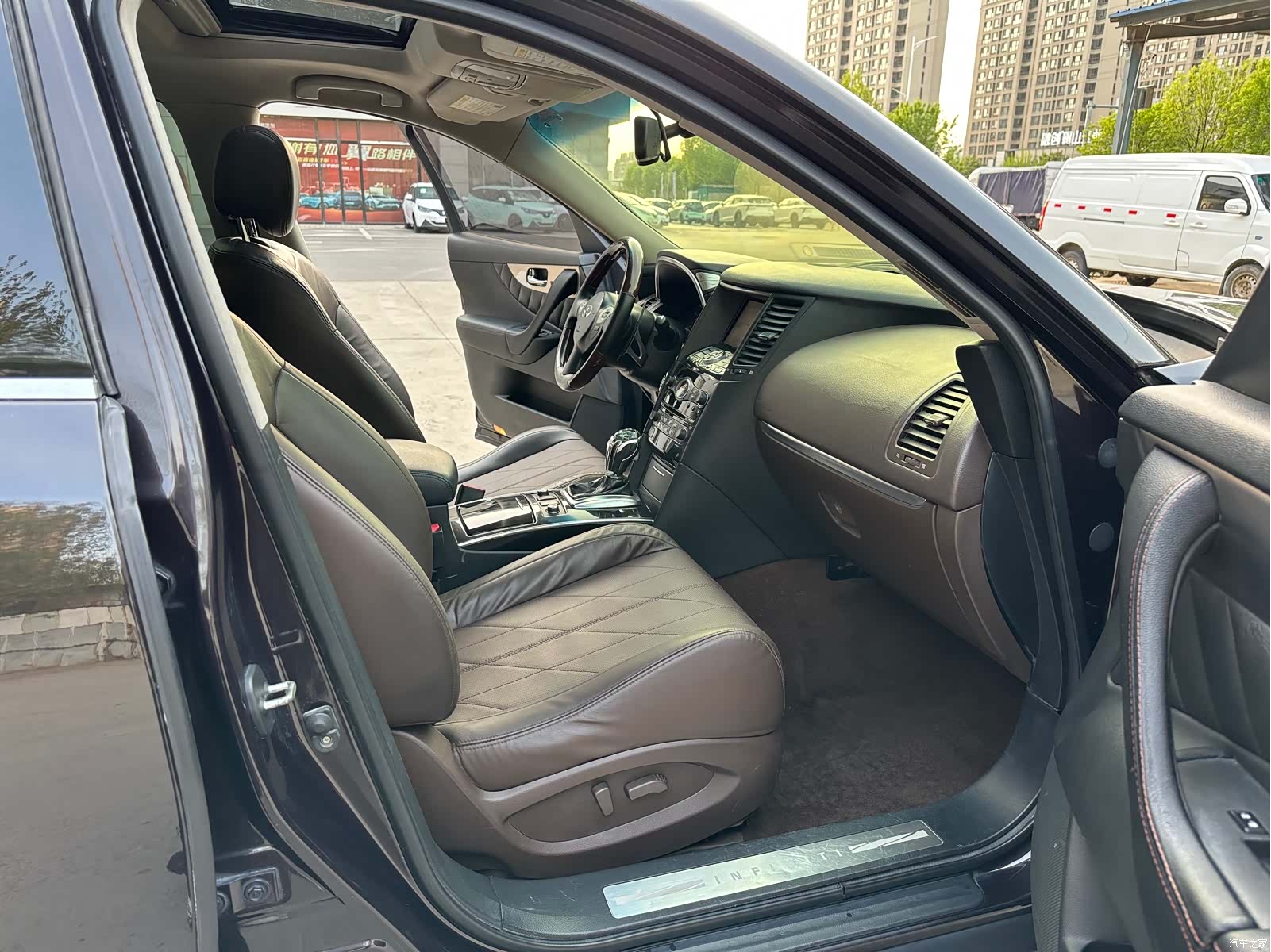 Infiniti FX35, 2011 10