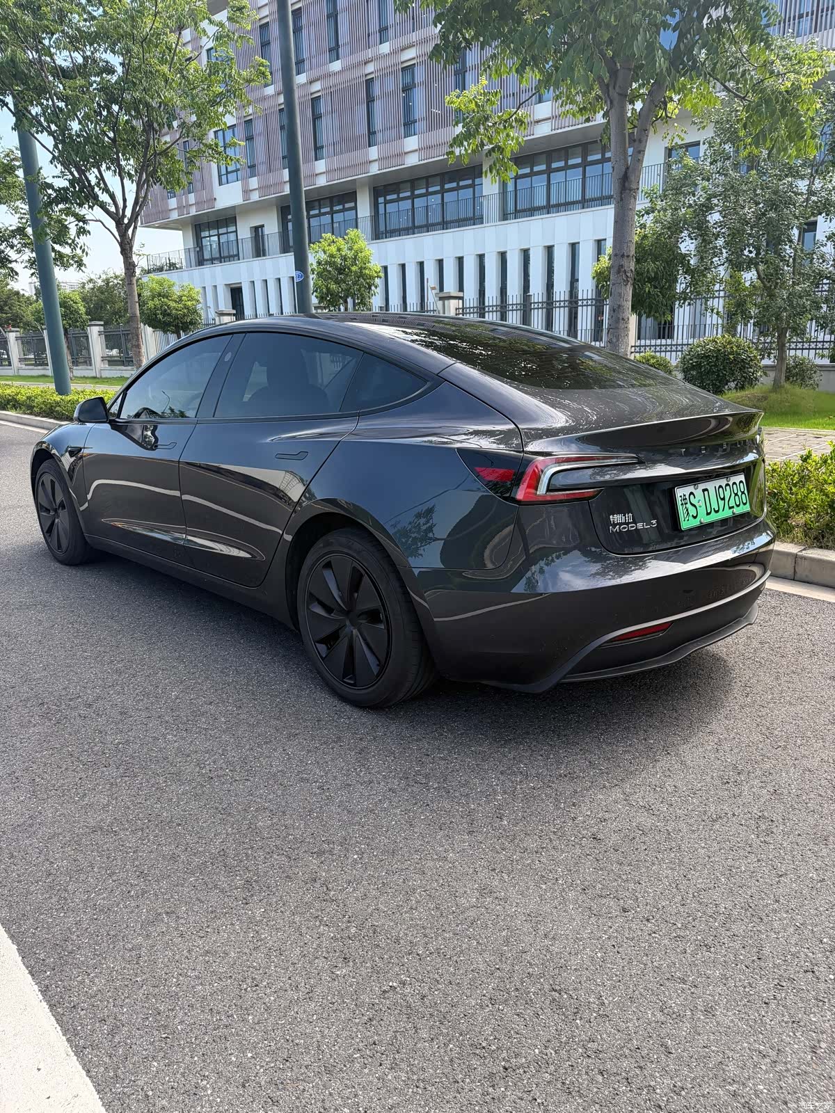 Tesla Model 3, 2025 6