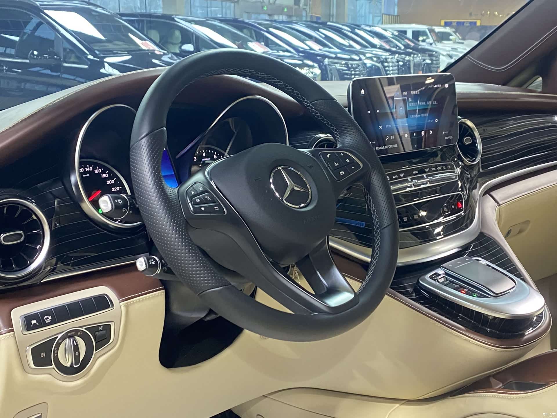 Mercedes-Benz V-Class, 2024 4