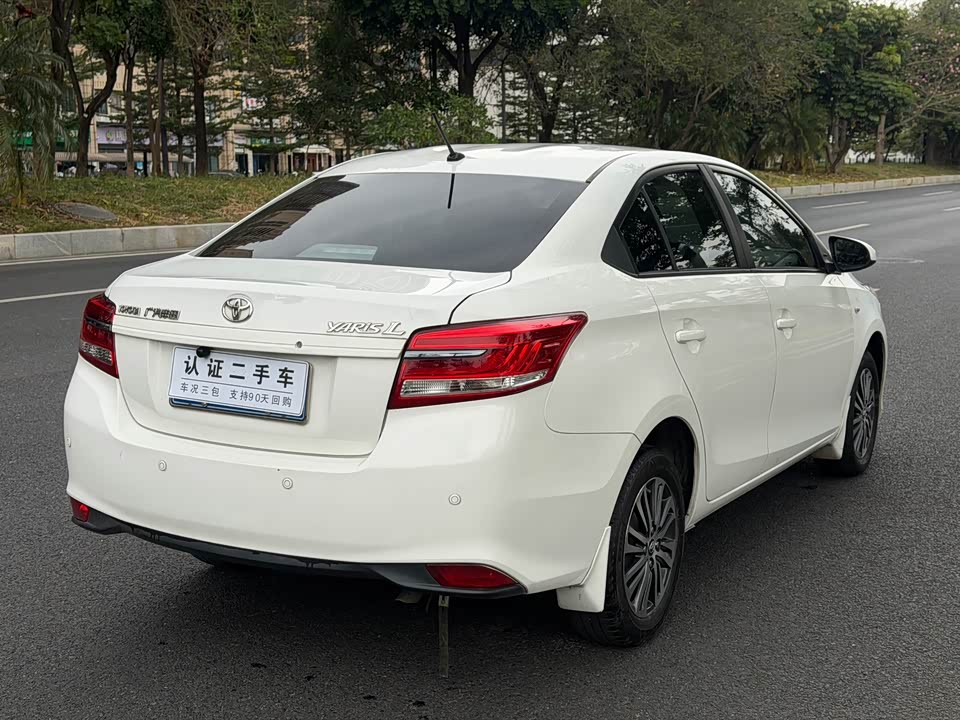 Toyota YARiS L to enjoy