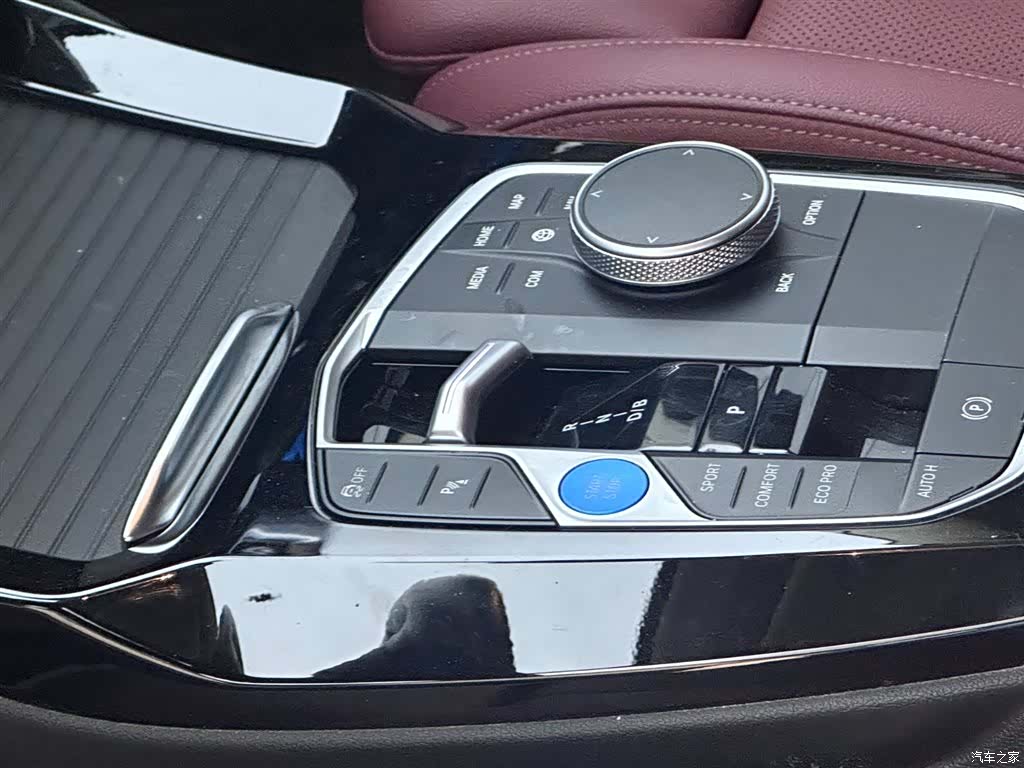 BMW iX3, 2025 11