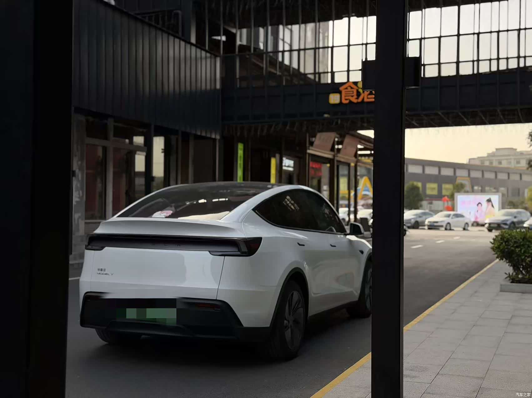 Tesla Model Y, 2025 8