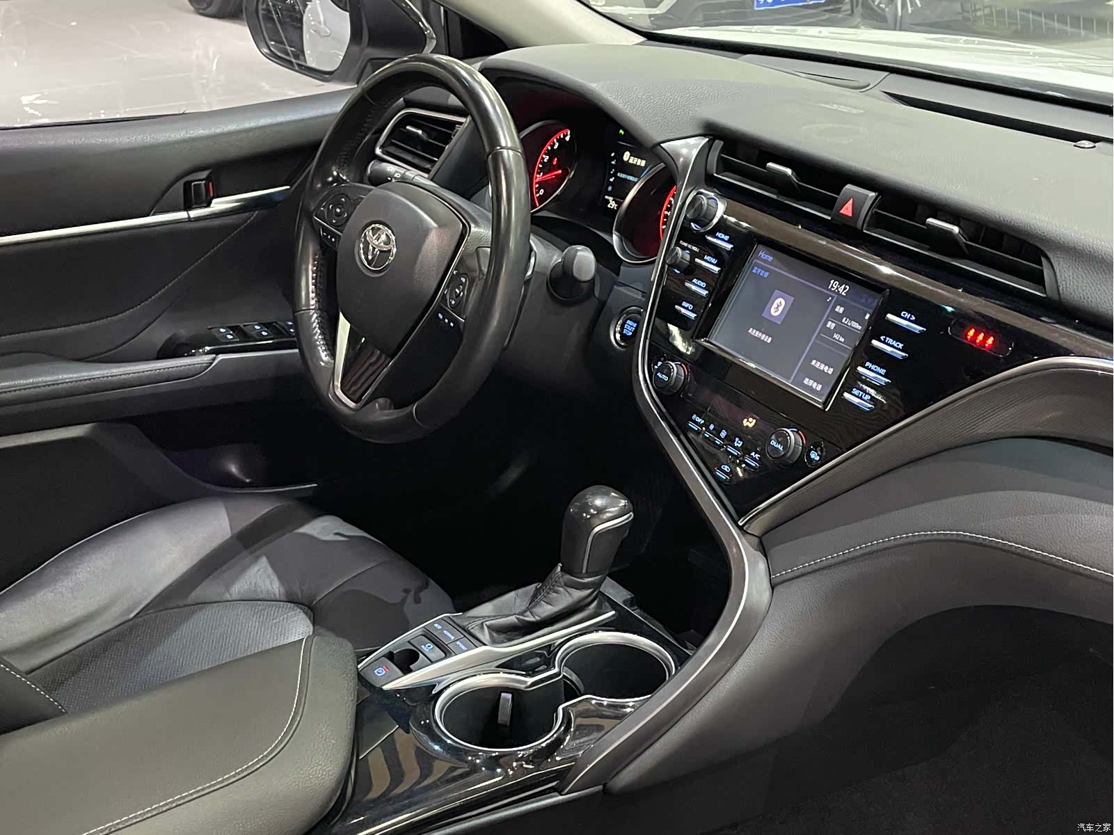 Toyota Camry, 2019 все фото