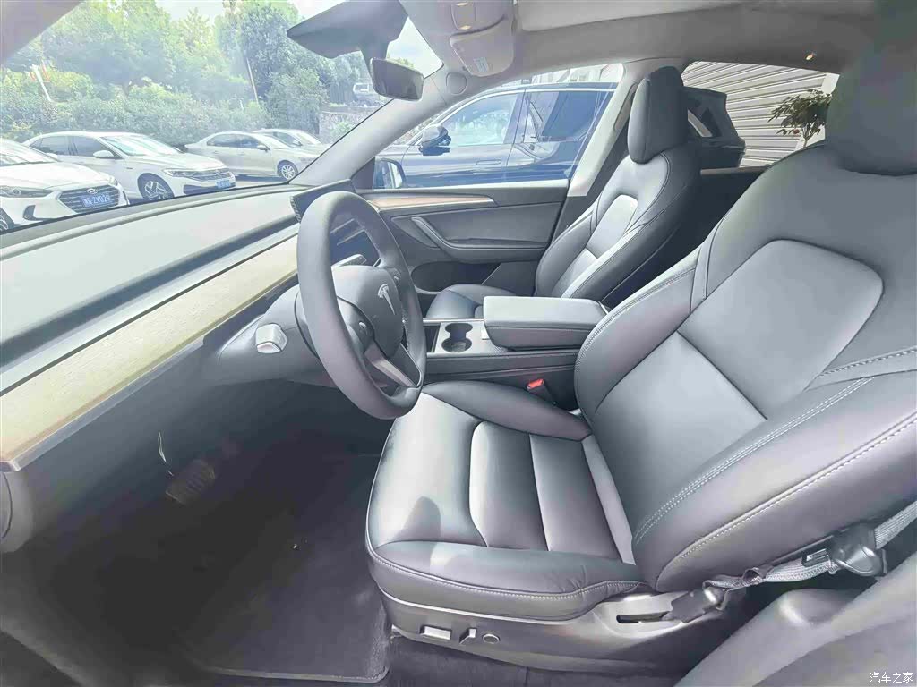 Tesla Model Y, 2023 4