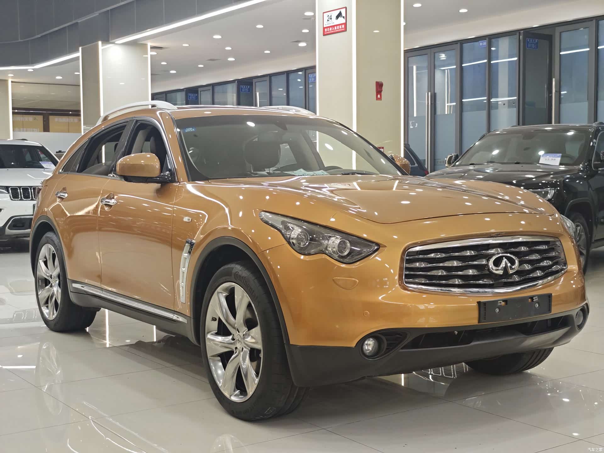 Infiniti FX35, 2013 3