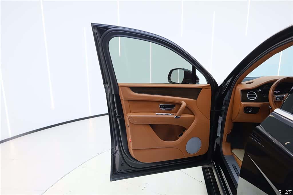 Bentley Bentayga, 2018 15