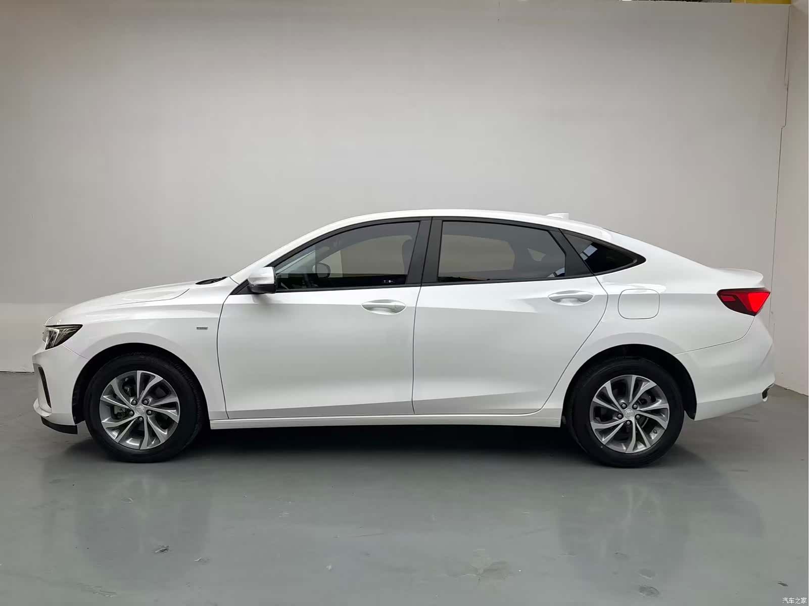 Buick Verano, 2022 3