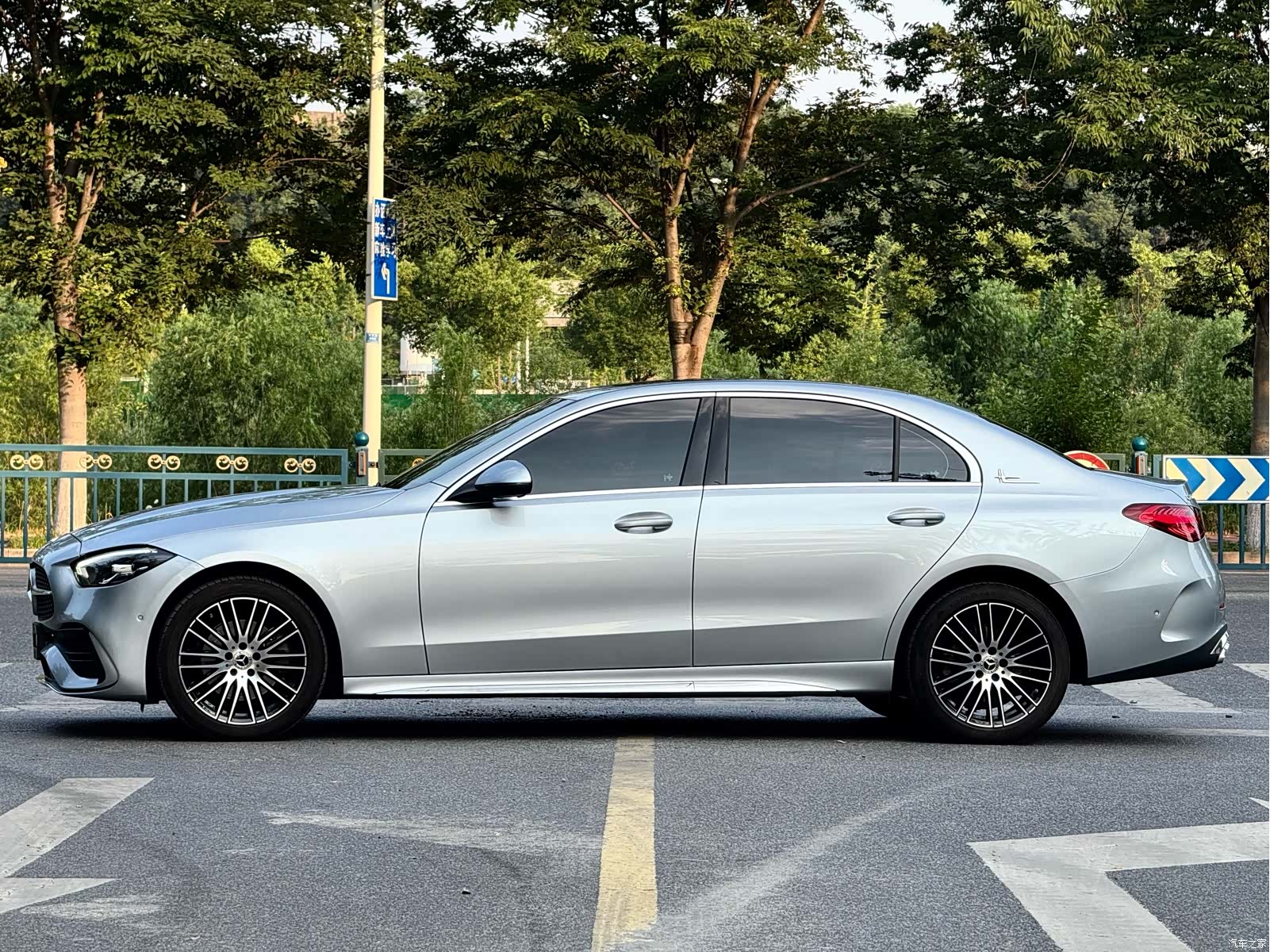 Mercedes-Benz C-Class, 2024 3