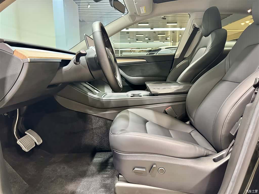 Tesla Model Y, 2023 17