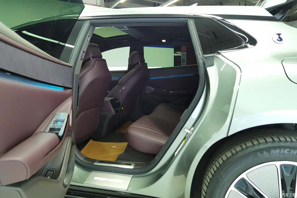 Denza Z9GT, 2025 11